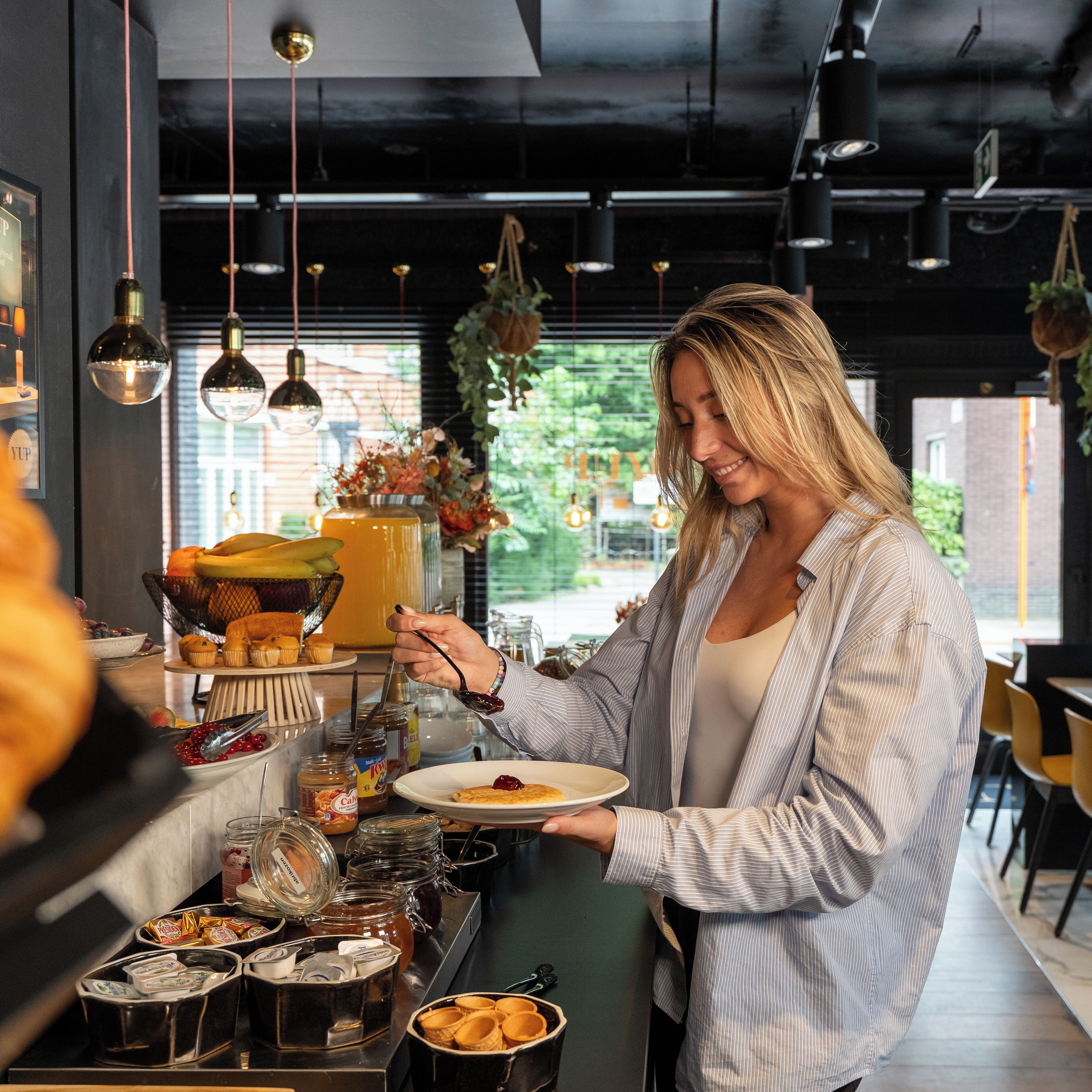 Ein reichhaltiges Frühstücksbuffet mit verschiedenen Speisen und Beilagen.