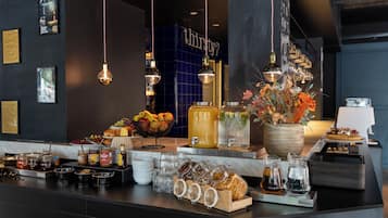 Petit déjeuner buffet (17 EUR par personne)