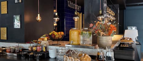 Petit déjeuner buffet (17 EUR par personne)