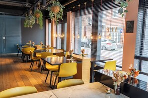 Tägliches Frühstücksbuffet (17 EUR pro Person)