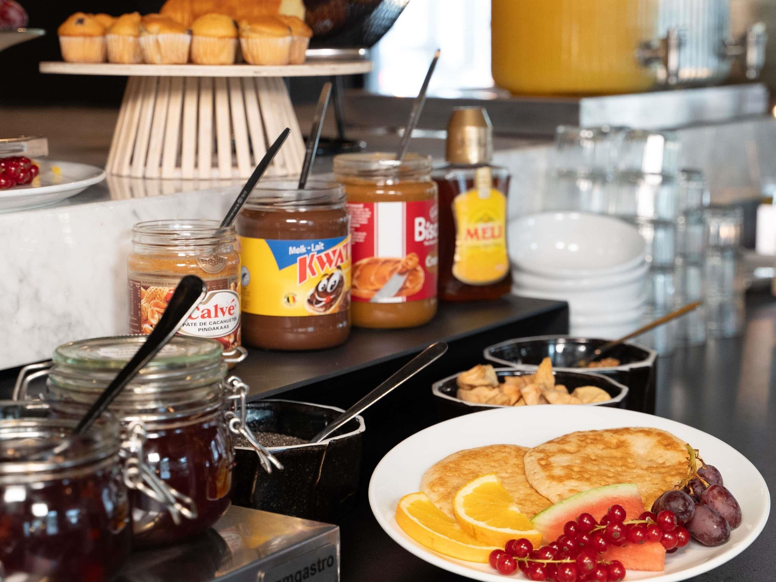 Un buffet de petit-déjeuner proposant une variété d’aliments et d’accompagnements.