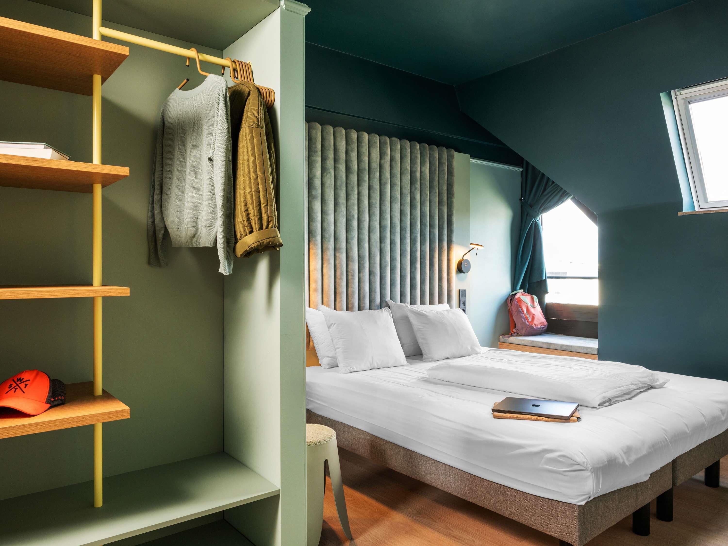 Chambre familiale, Plusieurs lits | Literie de qualité, bureau, accès au Wi-Fi (inclus), literie fournie