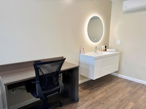 Signature Room, 1 King Bed, Non Smoking