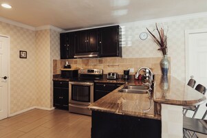 Családi stúdió lakosztály, 1 hálószobával, nemdohányz ó, konyha | Prémium ágynemű, vasaló/vasalódeszka, ingyenes wifi és ágynemű