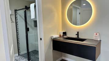 Quarto com design assinado, 2 camas Queen, para não fumantes | Banheiro | Produtos de toalete grátis, secador de cabelo, toalhas de banho, shampoo