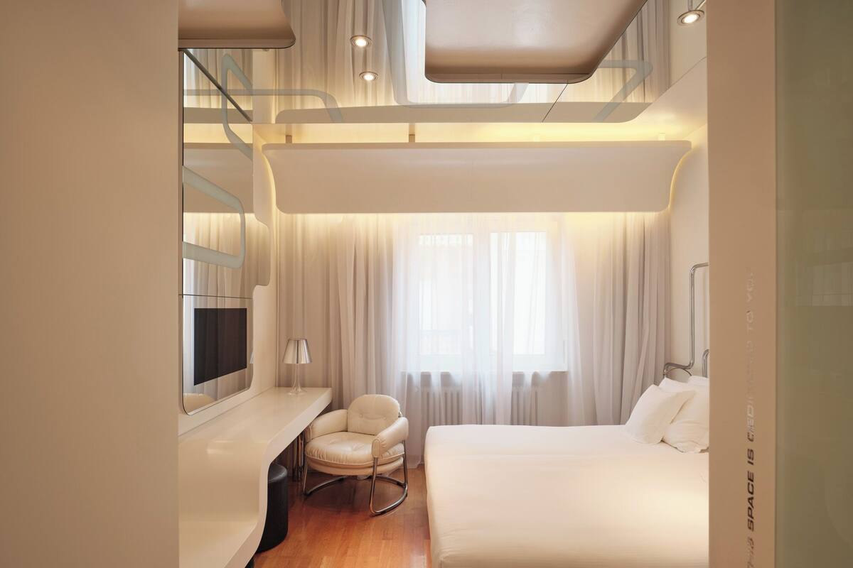 Phòng đôi có thiết kế đặc sắc | Bộ đồ giường cao cấp, minibar, két bảo mật tại phòng, bàn 