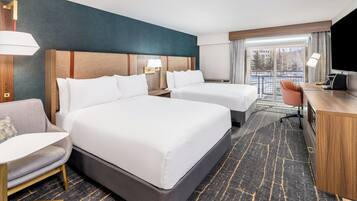 Escritorio, cortinas blackout y tabla de planchar con plancha