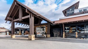 A Holiday Inn by IHG with a covered entrance, stone pillars, and a clear sky. - Holiday Inn Frisco by IHG (Frisco)