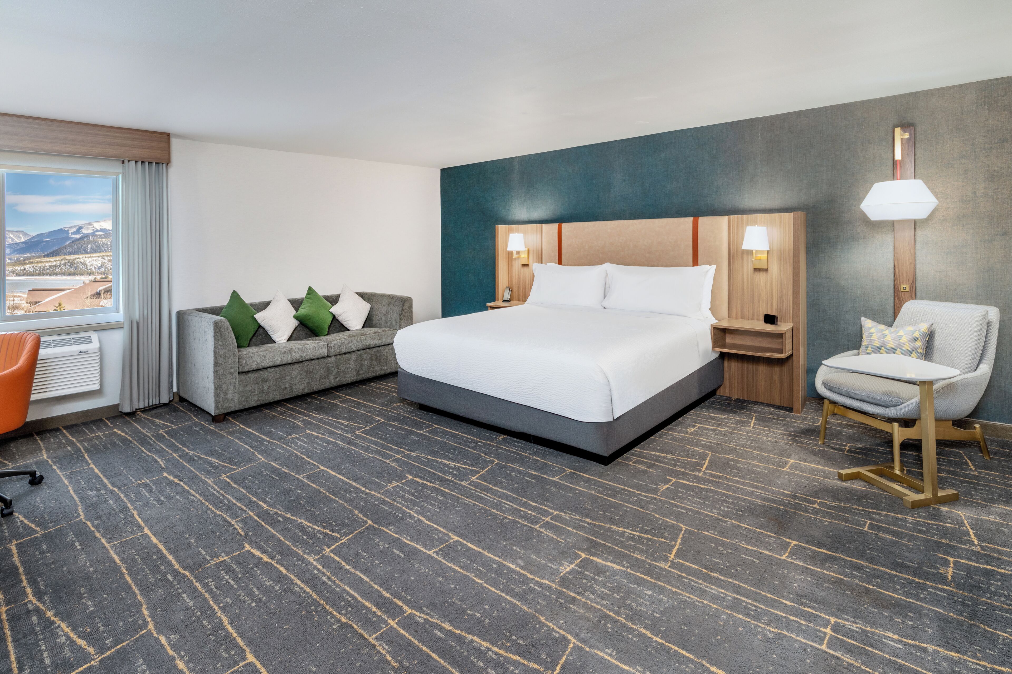 Escritorio, cortinas blackout y tabla de planchar con plancha 