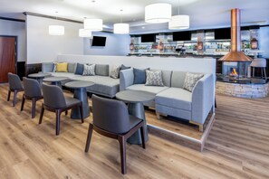 Petit déjeuner et dîner servis sur place