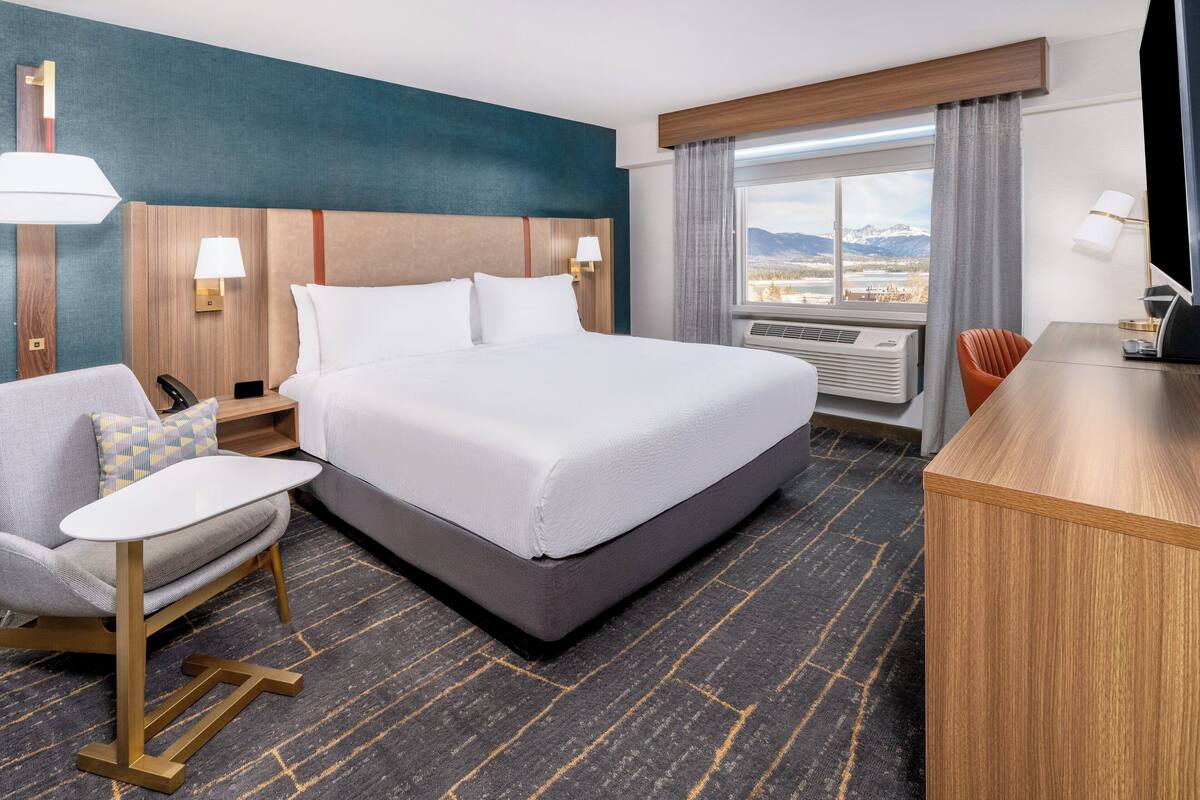 Standard Room, 1 King Bed, Accessible Bathtub (Communications Accessible)
