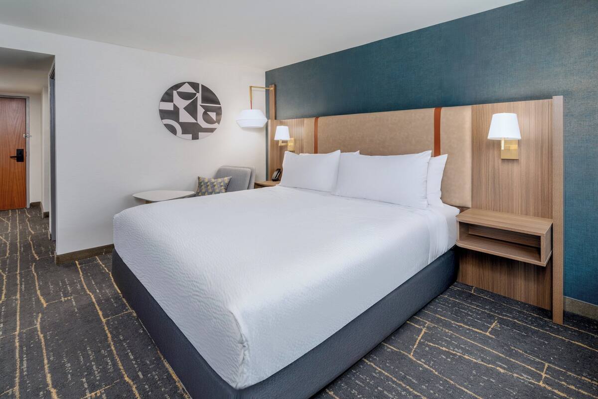 Standard Room, 1 King Bed, Roll-in Shower (Mobility Accessible)