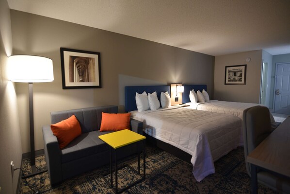 Phòng, 2 giường cỡ queen, không hút thuốc | Bàn, khu vực làm việc phù hợp cho laptop, màn/rèm cản sáng 