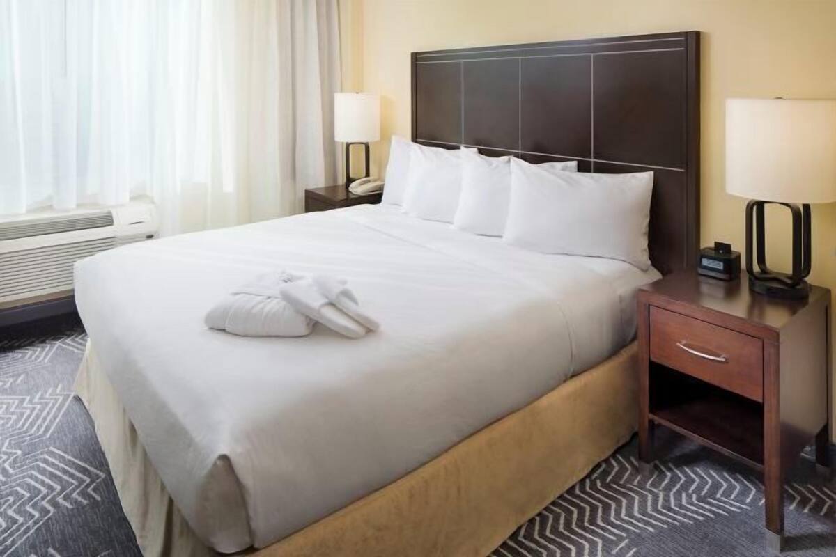 Premium bedding, in-room safe, desk, iron/ironing board