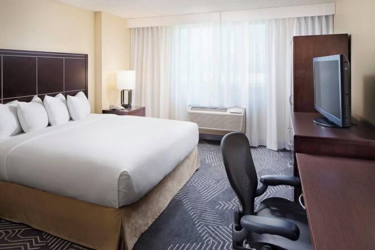 Premium bedding, in-room safe, desk, iron/ironing board