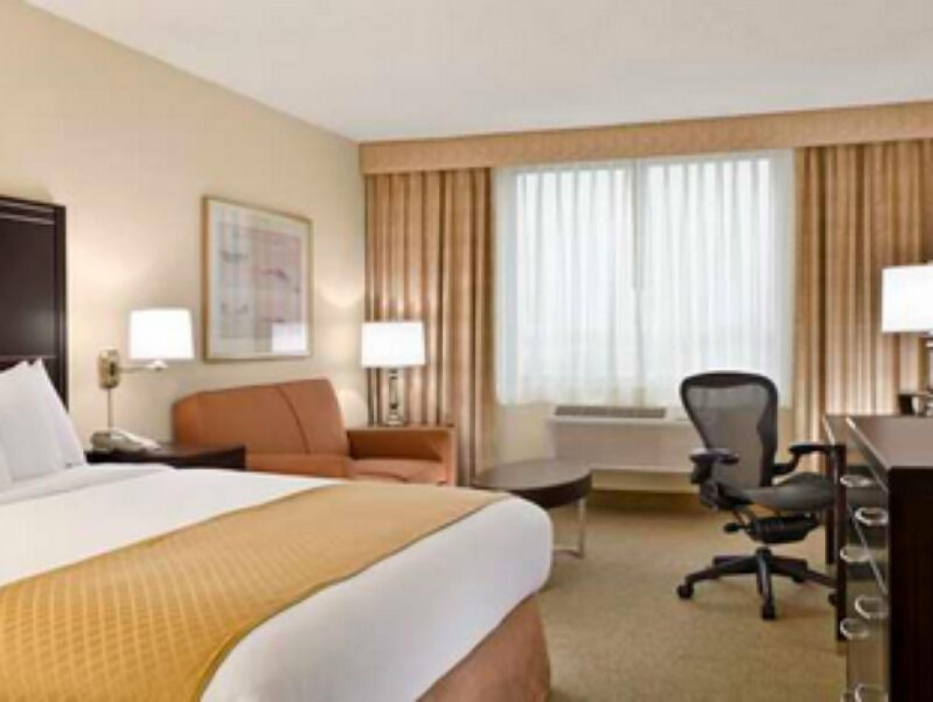 Premium bedding, in-room safe, desk, iron/ironing board