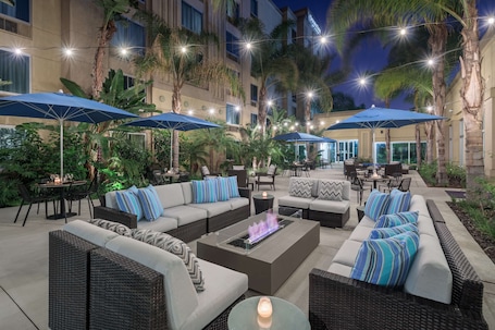 Innenhof. DoubleTree by Hilton Los Angeles - Commerce