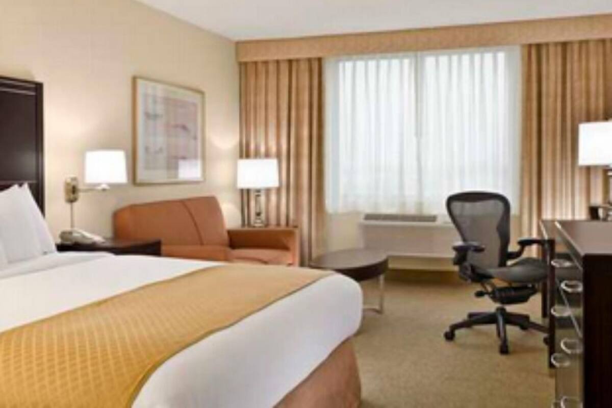 Premium bedding, in-room safe, desk, iron/ironing board