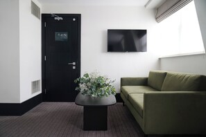 Large Studio with Shared Terrace | أغطية فراش متميزة وخزنة داخل الغرفة ومكواة/لوح كي