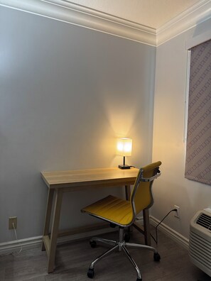 In-room safe, desk, laptop workspace, iron/ironing board - Days Inn by Wyndham Near City Of Hope (Duarte)