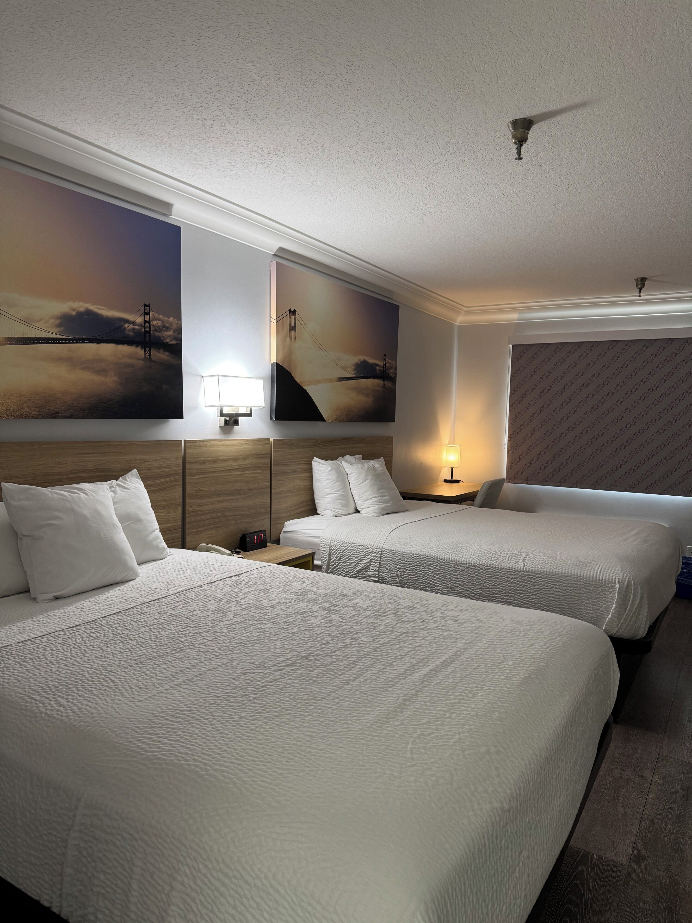 客房內保險箱、書桌、筆電工作空間、熨斗/熨衣板