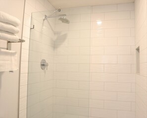Habitación Deluxe, 2 camas de matrimonio, no fumadores | Baño | Secador de pelo, toallas, jabón y champú