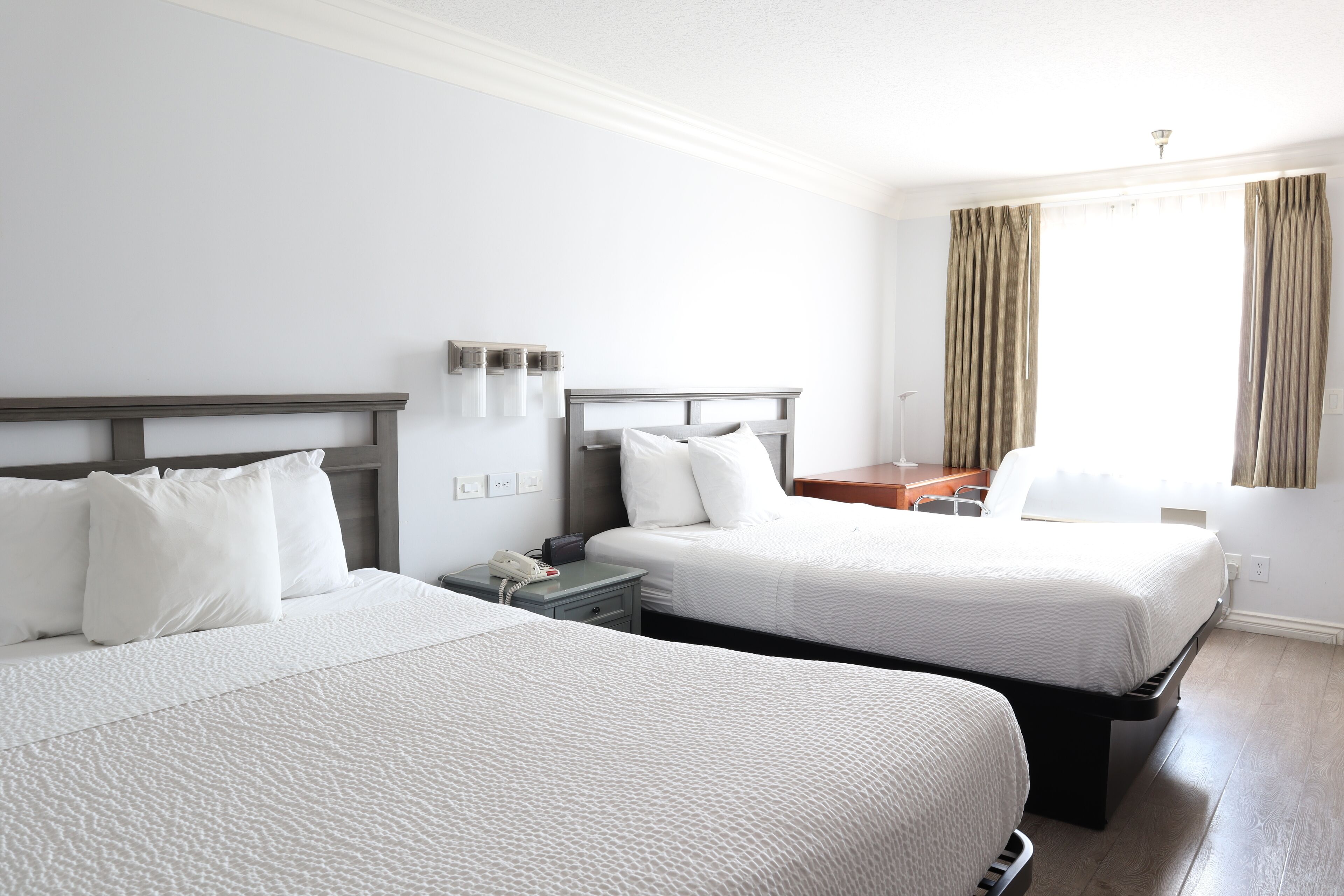 Safe på rommet, skrivebord og skrivebord for bærbar PC