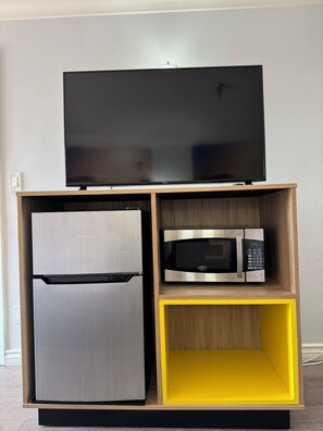 In-room safe, desk, laptop workspace, iron/ironing board - Days Inn by Wyndham Near City Of Hope (Duarte)