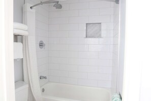 Máy sấy tóc, khăn tắm, xà phòng, dầu gội 