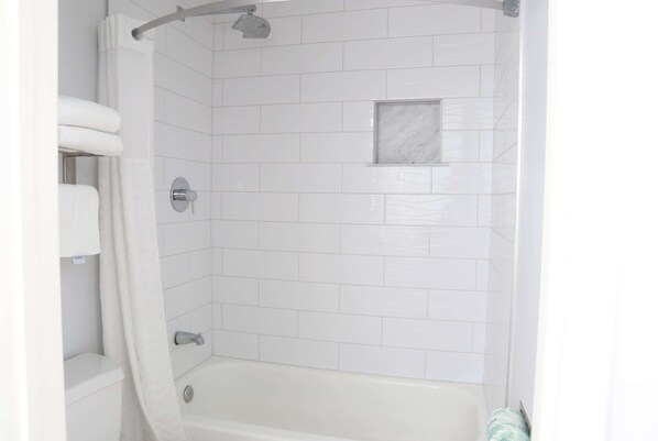 Hiustenkuivaaja, pyyhkeet, saippua, sampoo