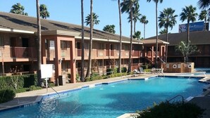 2 outdoor pools - Palm Aire Hotel And Suites (Weslaco)
