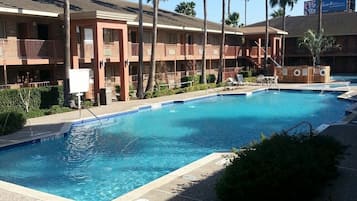 2 outdoor pools