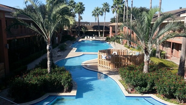 2 outdoor pools - Palm Aire Hotel And Suites (Weslaco)