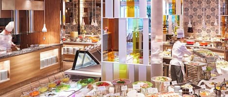 4 ristoranti, aperti a colazione, a pranzo e a cena, cucina cinese