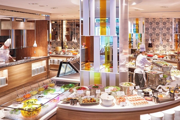 4 restaurantes, se sirven desayunos, comidas, cenas y cocina china