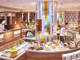 4 restaurants, breakfast, lunch, dinner served; Chinese cuisine