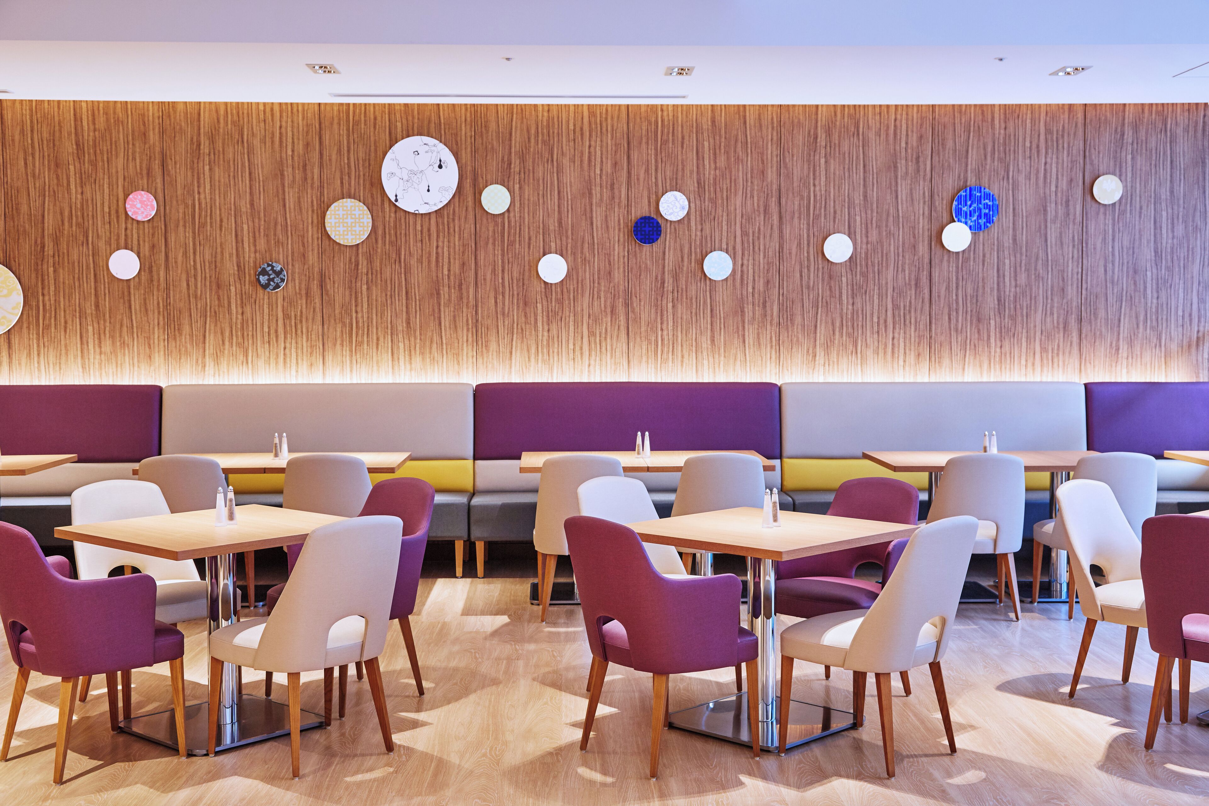 4 restaurants, breakfast, lunch, dinner served; Chinese cuisine 