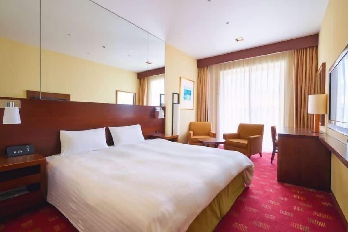 Down duvets, laptop workspace, blackout curtains, free WiFi