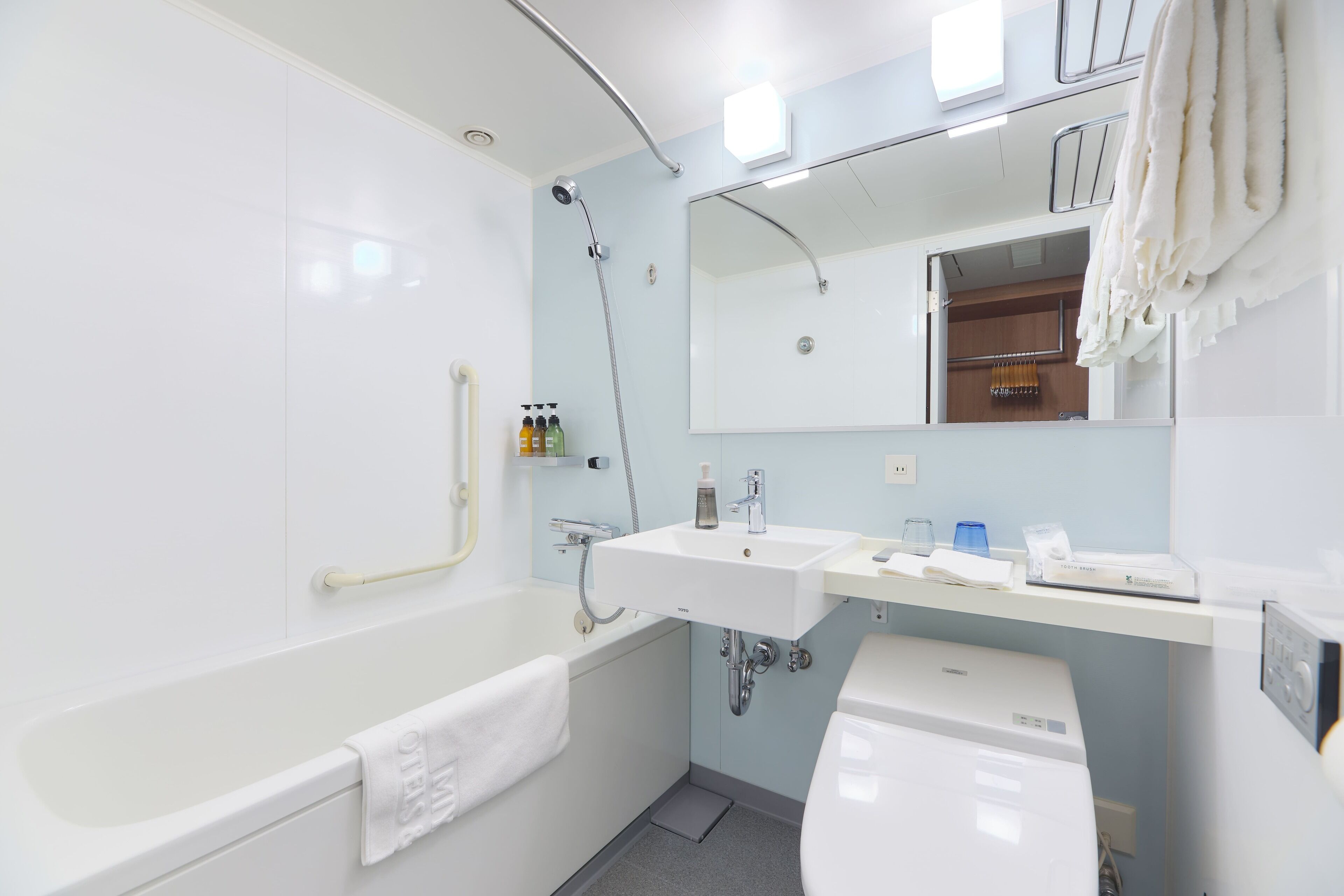 combined shower/bathtub, free toiletries, hair dryer, slippers