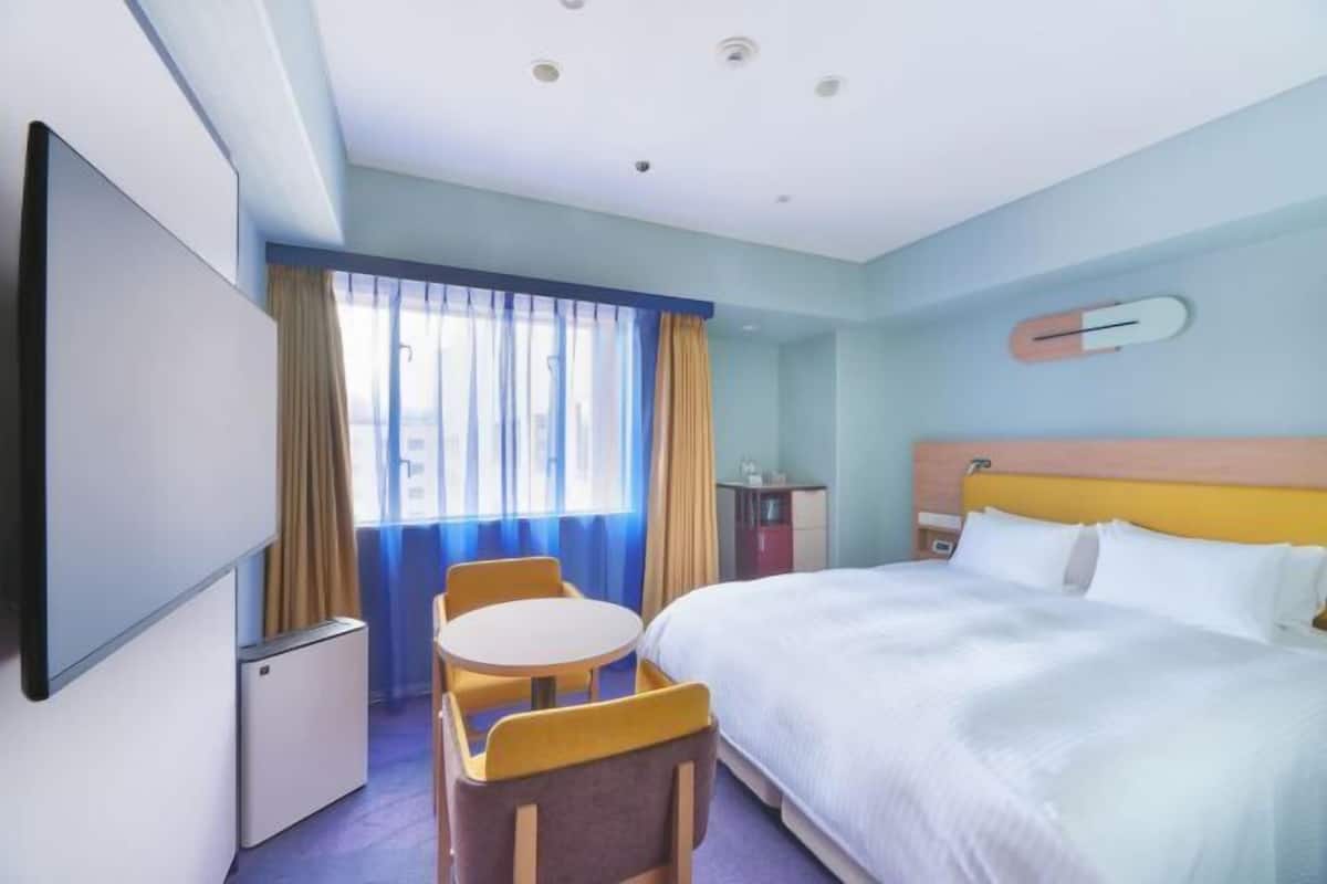 Down duvets, laptop workspace, blackout curtains, free WiFi