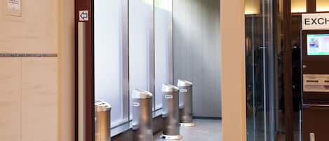 Un baño moderno con separador de vidrio y un cambio de divisas.