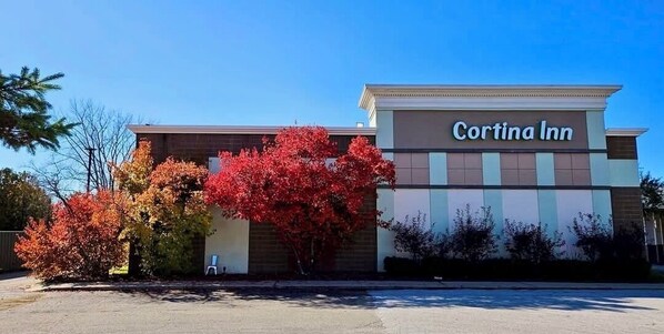 Un bâtiment sur lequel on peut lire l’inscription « Cortina Inn ».
