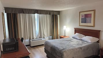 Single Room, 1 Queen Bed | Desk, blackout drapes, iron/ironing board, free WiFi