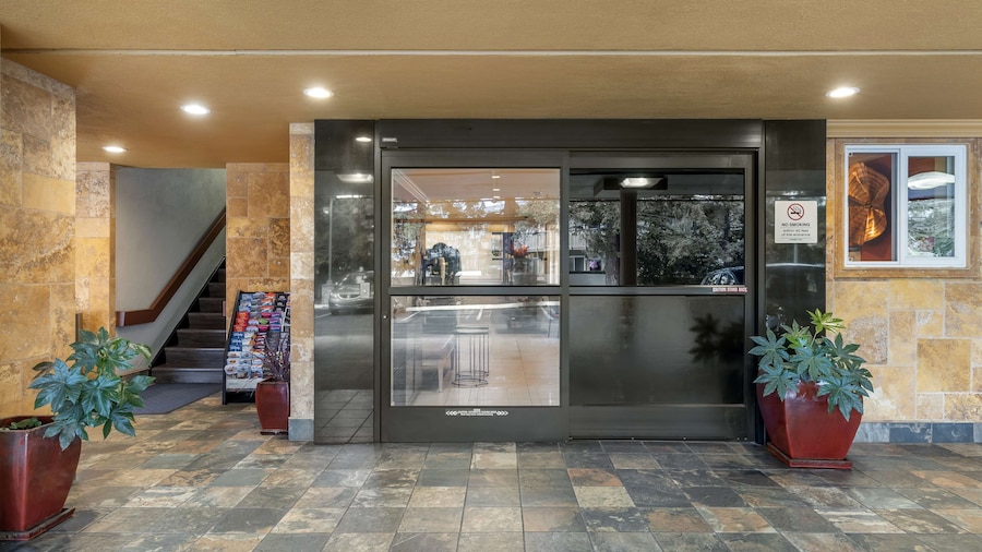 Best Western Plus Airport Plaza