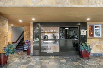 Best Western Plus Airport Plaza