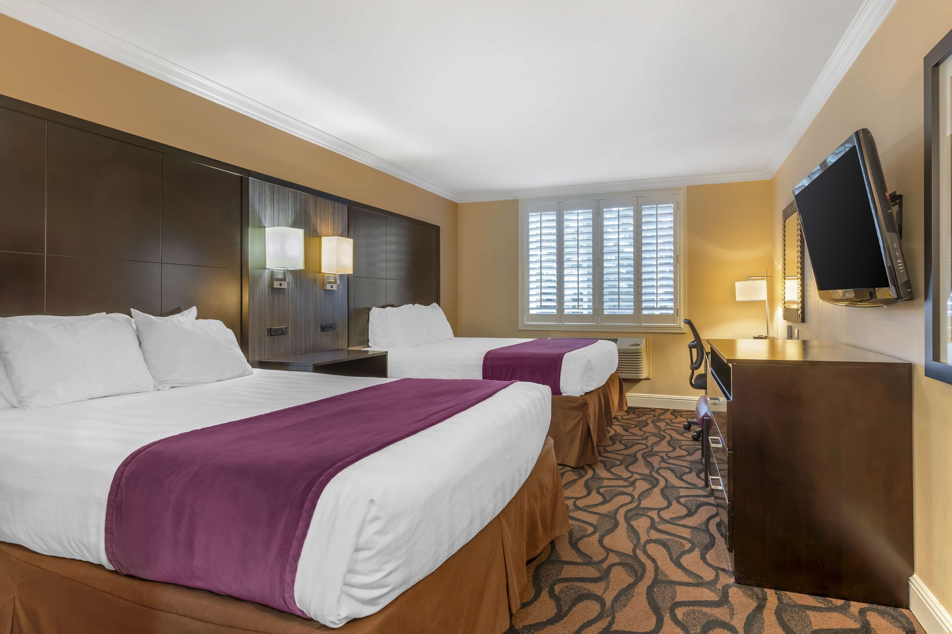 Standardrum - 2 queensize-sängar - icke-rökare - kylskåp och mikrovågsugn | Bäddmadrasser, skrivbord, arbetsyta för laptop och strykjärn/strykbräda