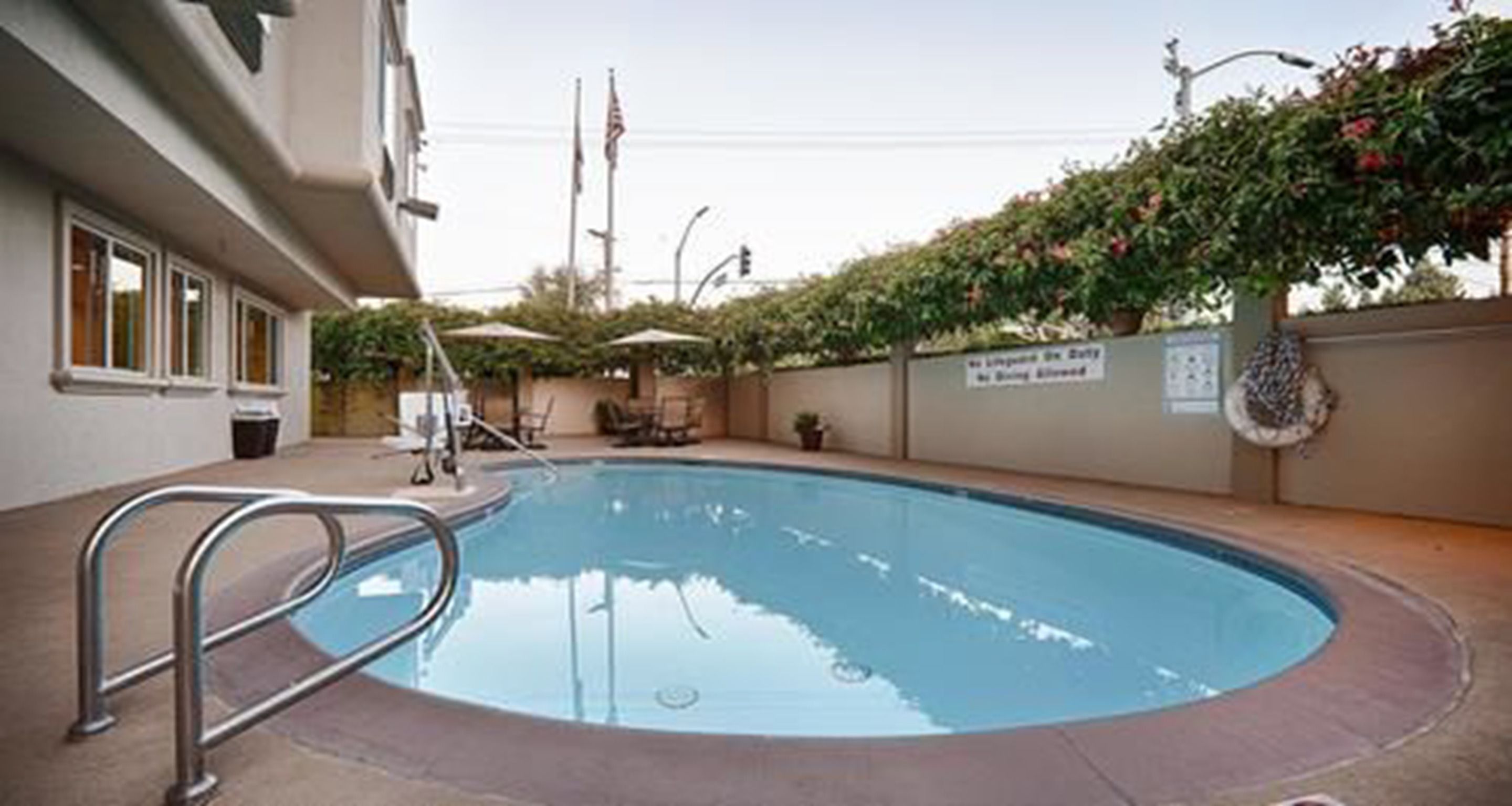 Outdoor pool, open 10:00 AM to 10:00 PM, sun loungers