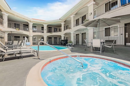 Una piscina al aire libre. Best Western Santee Lodge