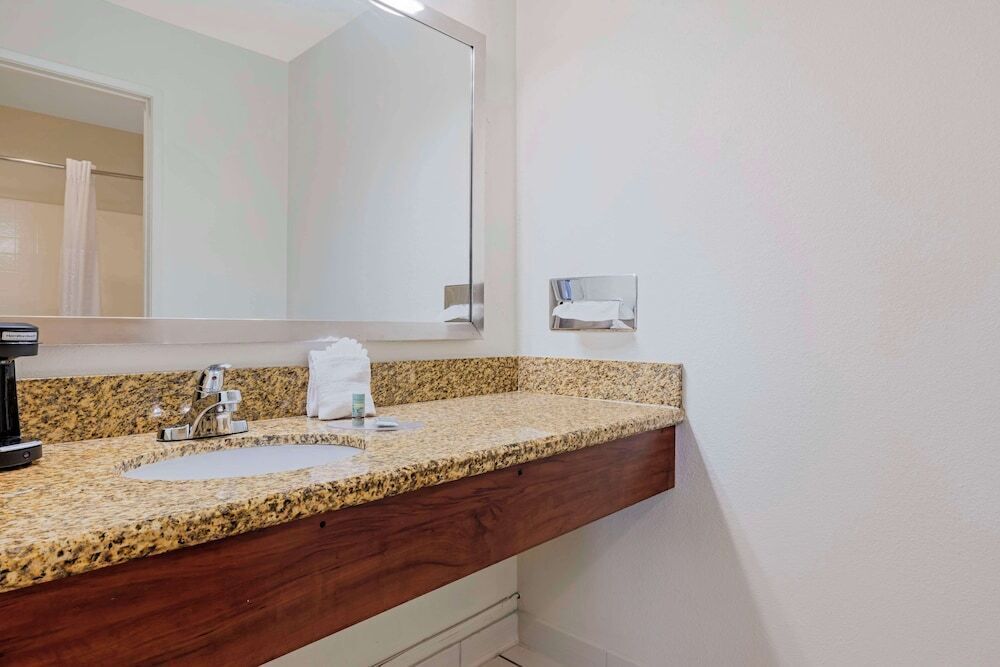 Bathroom | Free toiletries, hair dryer, towels, soap