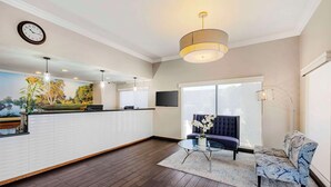 Una sala de estar moderna con un sofá, una mesa de centro y un televisor.